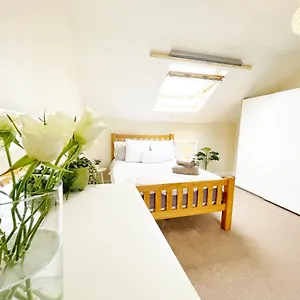 5 Bedroom, Sleeps 9 - Base To Explore And Beyond Liverpool